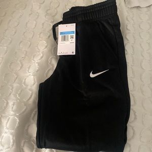 Girls Nike therma fit pants